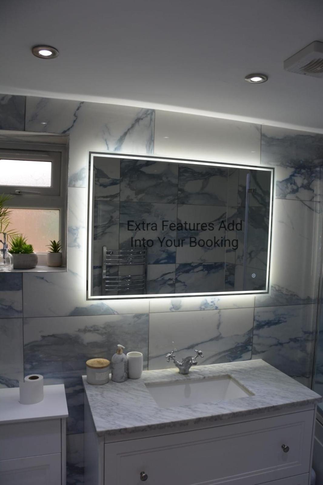 Cozy, Modern, Spacious 4 Bedroom House In London Romford Buitenkant foto