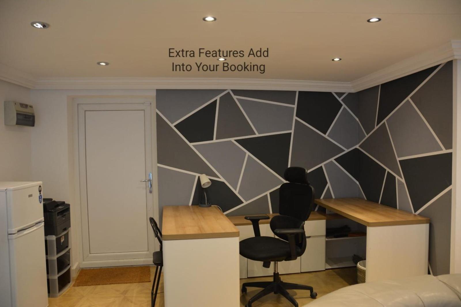 Cozy, Modern, Spacious 4 Bedroom House In London Romford Buitenkant foto