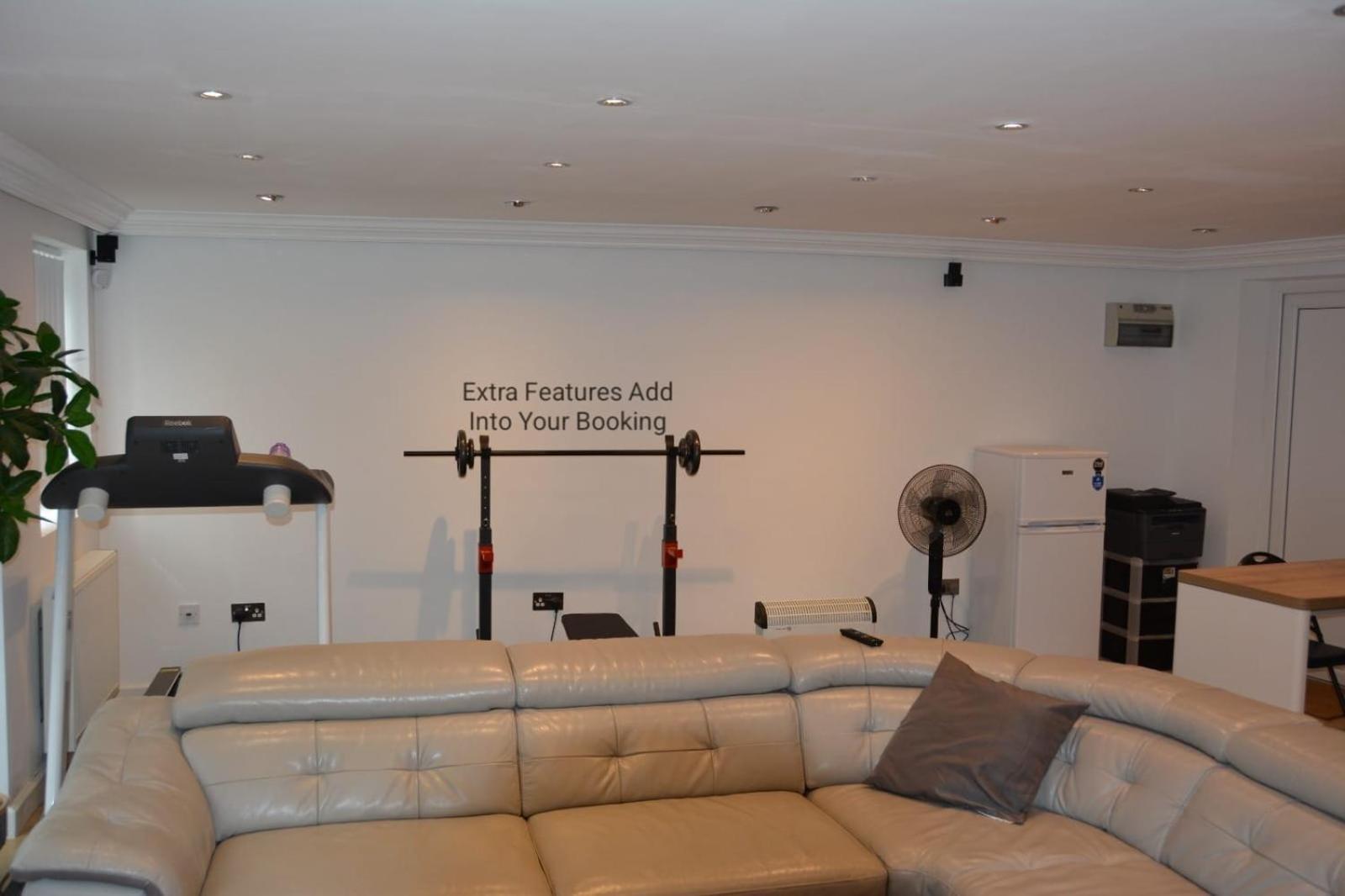 Cozy, Modern, Spacious 4 Bedroom House In London Romford Buitenkant foto