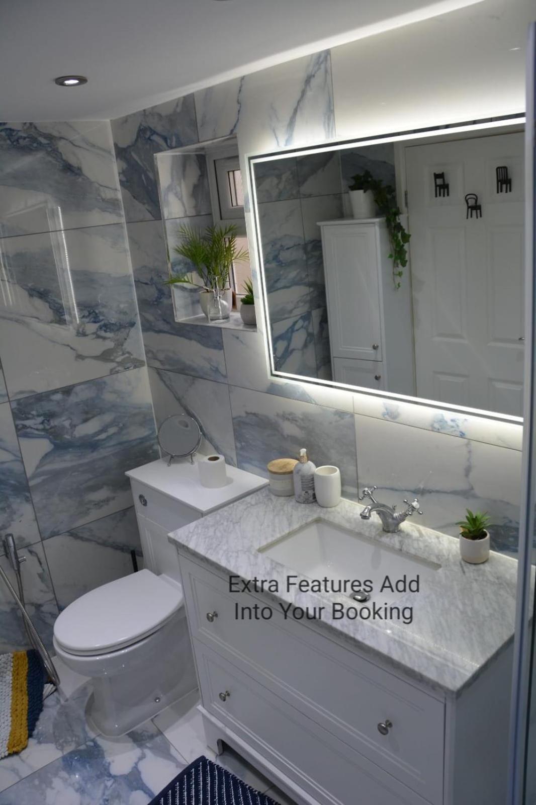 Cozy, Modern, Spacious 4 Bedroom House In London Romford Buitenkant foto
