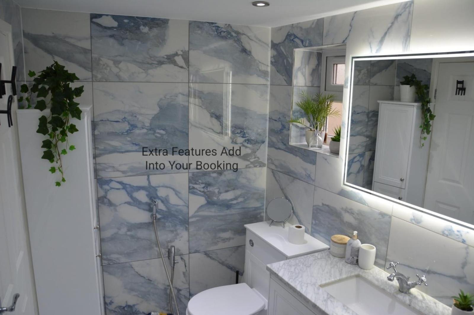 Cozy, Modern, Spacious 4 Bedroom House In London Romford Buitenkant foto
