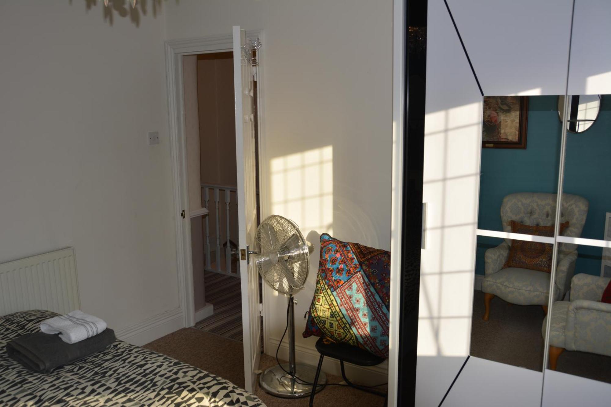Cozy, Modern, Spacious 4 Bedroom House In London Romford Buitenkant foto