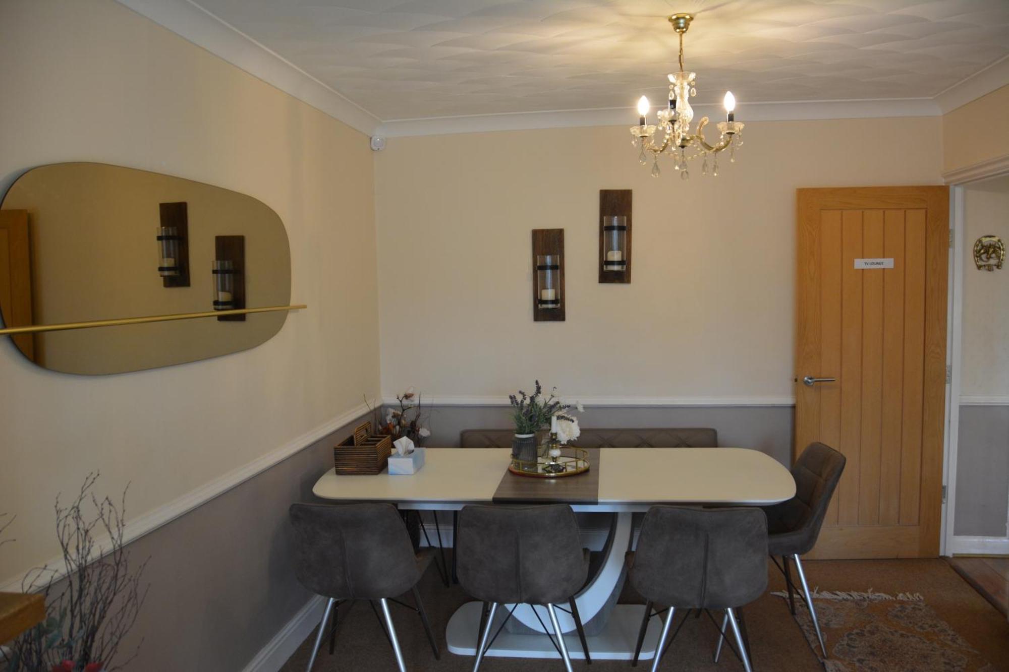 Cozy, Modern, Spacious 4 Bedroom House In London Romford Buitenkant foto